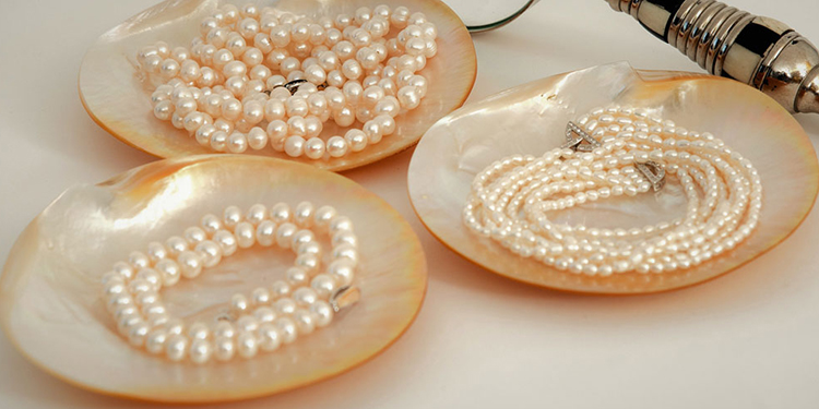 Real Pearls or Imitationsú+5 Simple Methods to Tell the Difference